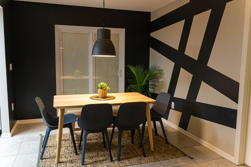 Renovated 3 Bedroom Home Near All Main Attractions كيسيمي المظهر الخارجي الصورة