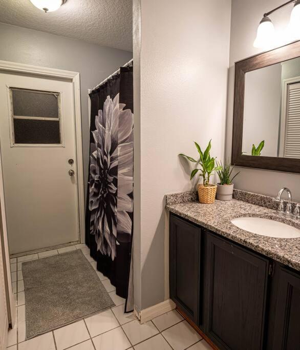 Renovated 3 Bedroom Home Near All Main Attractions كيسيمي المظهر الخارجي الصورة